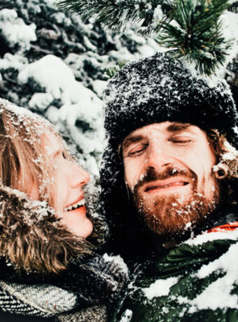 couple-in-snow